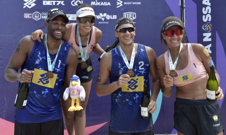 Evandro, Duda, Arthur Lanci e Ana Patrícia (da esquerda para a direita) posando com as medalhas de ouro da etapa de Saquarema do Circuito Brasileiro de vôlei de praia (Foto: Dhavid Normando/CBV)