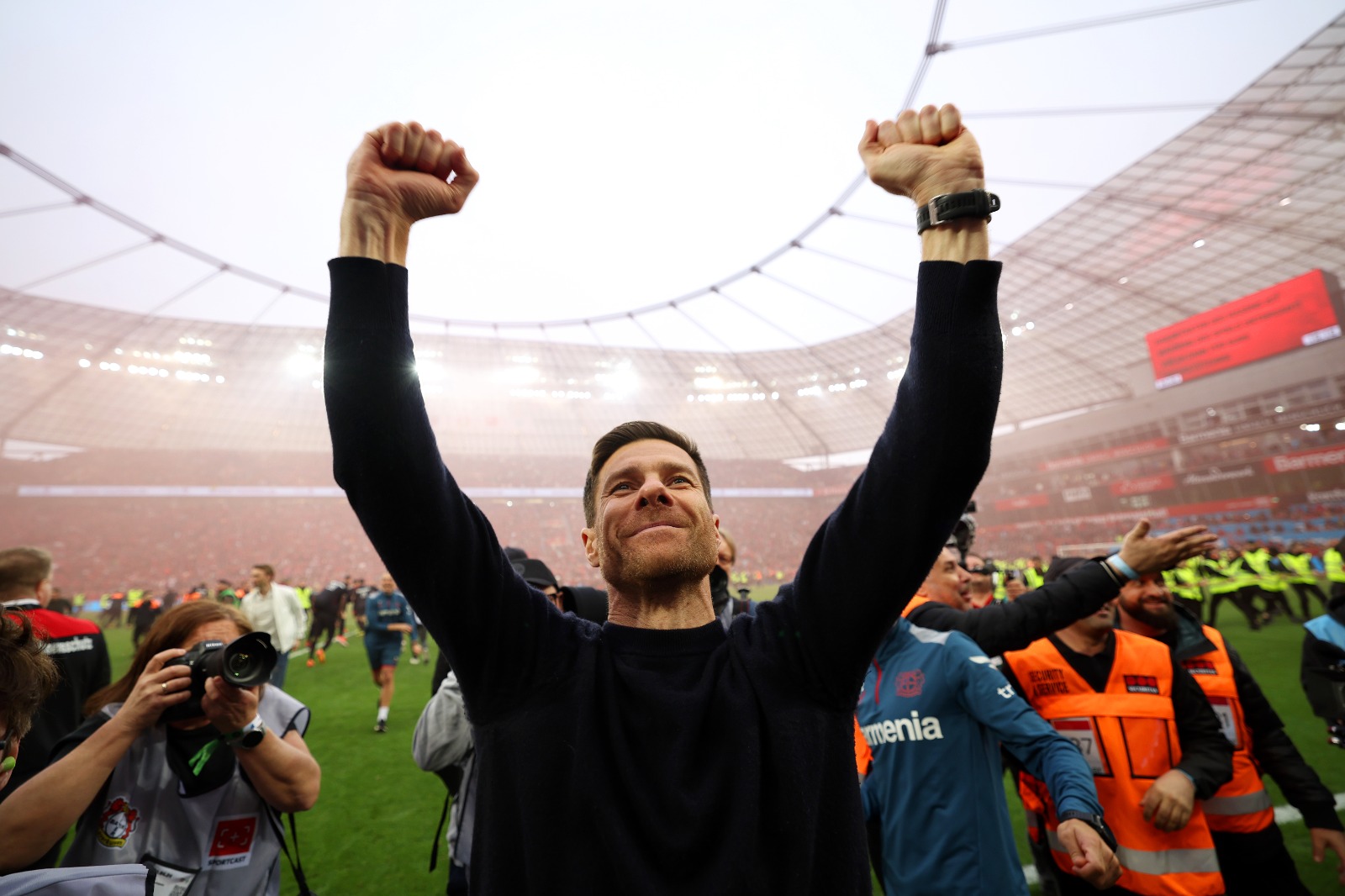 Xabi Alonso celebra o título da Bundesliga 23/24 do Bayer Leverkusen