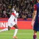 Ousmane Dembelé celebra gol contra o Barcelona pela Liga dos Campeões da Europa