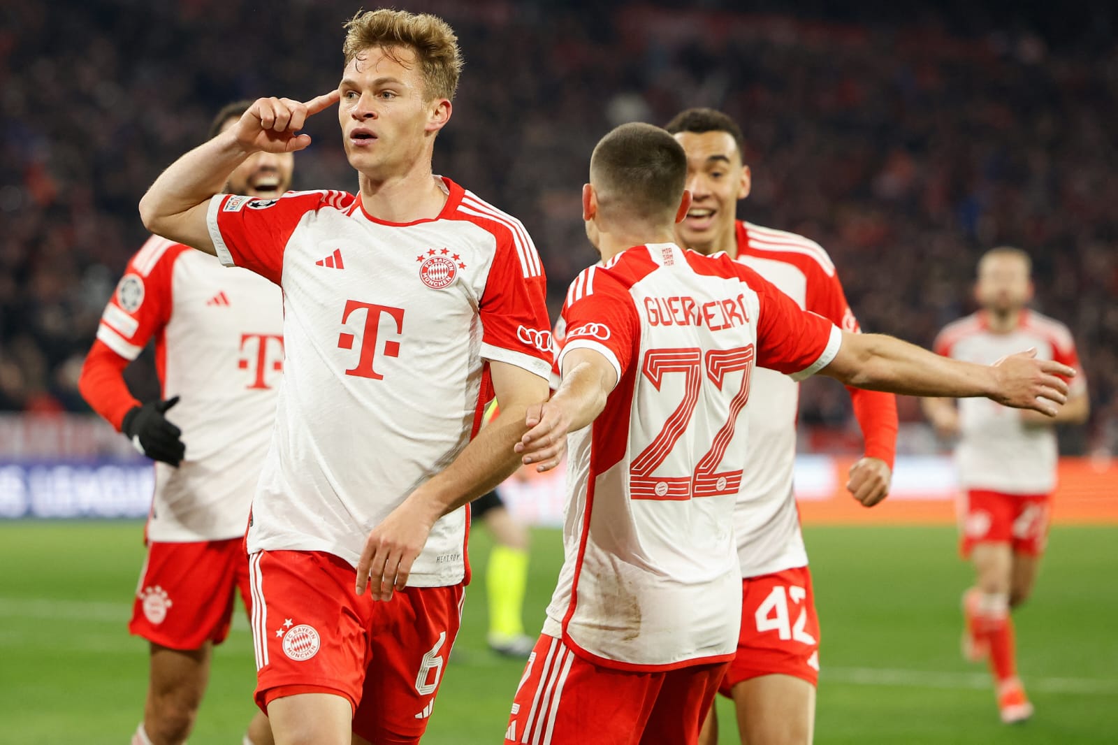 Joshua Kimmich comemora gol do Bayern