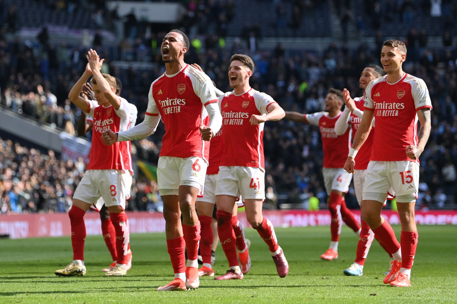 Arsenal celebra vitória sobre o Tottenham pela Premier League 23/24