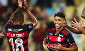 De La Cruz e Luiz Araújo comemoram gol do Flamengo (Foto: Reprodução/Twitter Flamengo)
