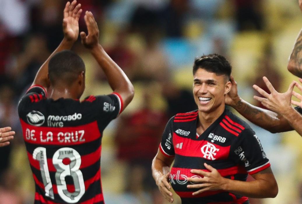 De La Cruz e Luiz Araújo comemoram gol do Flamengo (Foto: Reprodução/Twitter Flamengo)