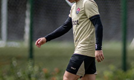 Osvaldo movimenta a bola em treino do Vitória Foto: Victor Ferreira/EC Vitória