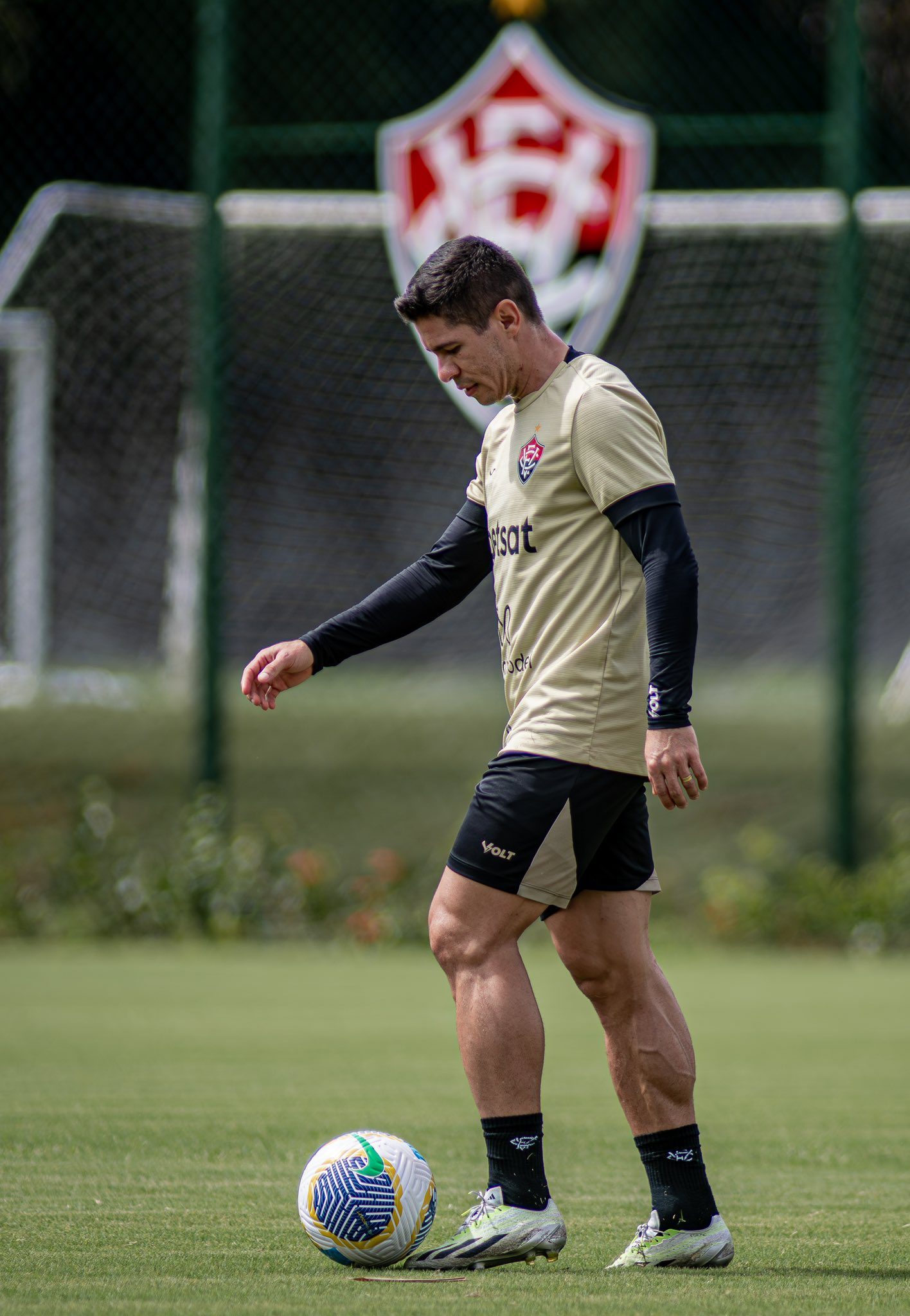 Osvaldo movimenta a bola em treino do Vitória Foto: Victor Ferreira/EC Vitória