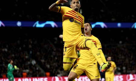 Raphinha comemorando um de seus gols contra o Paris Saint-Germain. (Foto: FRANCK FIFE/AFP via Getty Images)