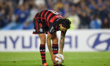 Pedro cobrando penalti. (Foto: Marcelo Cortes/Flamengo).