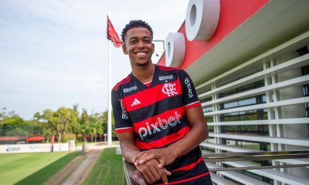 Carlinhos anunciado pelo Flamengo. (Foto: Marcelo Cortes /CRF).