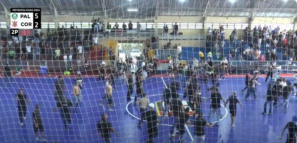 Briga generalizada na final do futsal entre Palmeiras e Corinthians (Foto: Reprodução/ES Sports)