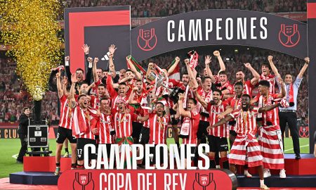 Elenco do Athletic Bilbao comemora o título da Copa do Rei da Espanha (Foto: JAVIER SORIANO | AFP via Getty Images)