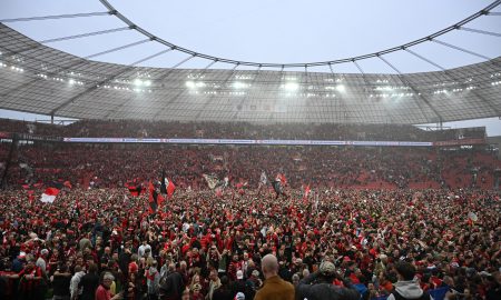 Torcida invade campo após título do Leverkusen (Foto: INA FASSBENDER/AFP via Getty Images)