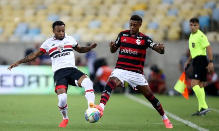 Wellington e Bruno Henrique em dividida no Maracanã (Photo by Wagner Meier/Getty Images)