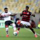 Wellington e Bruno Henrique em dividida no Maracanã (Photo by Wagner Meier/Getty Images)