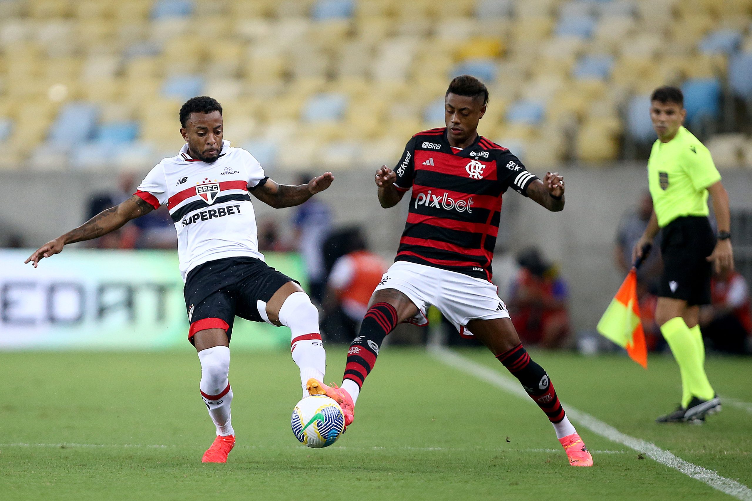 Wellington e Bruno Henrique em dividida no Maracanã (Photo by Wagner Meier/Getty Images)