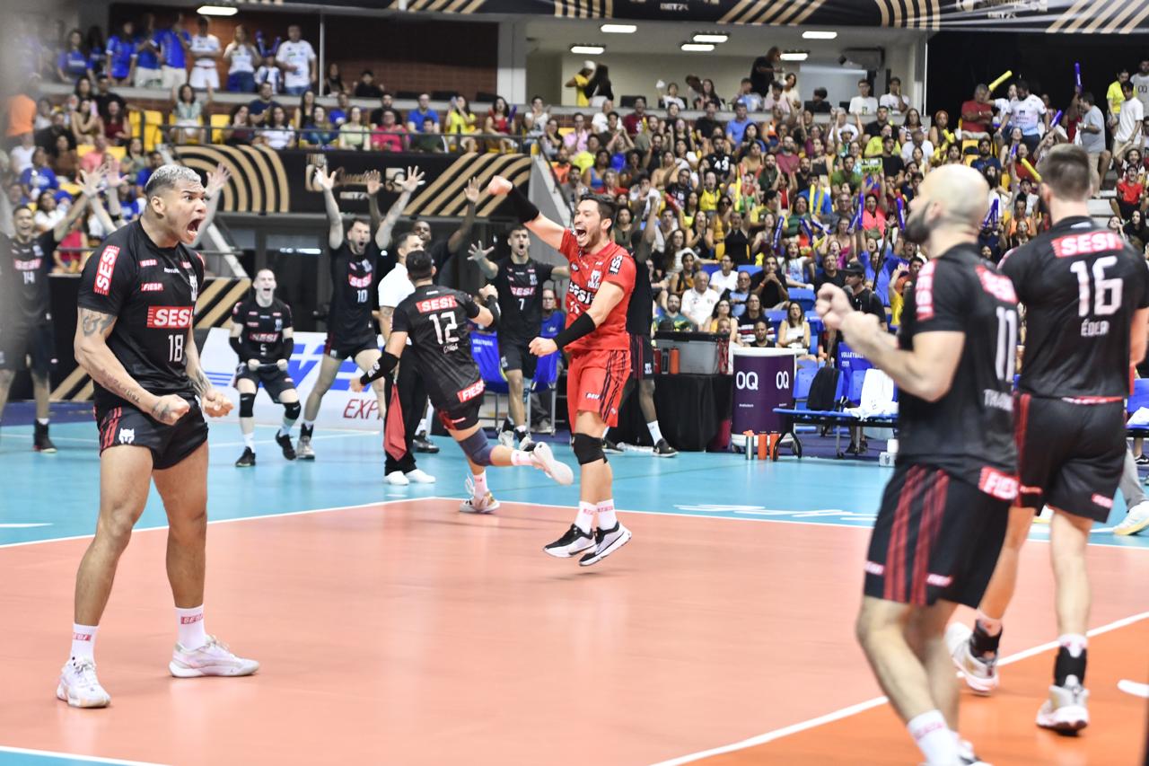 Sesi Bauru comemora ponto contra o Vôlei Renata na final da Superliga