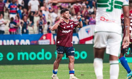 Kervin comemora um de seus gols (Foto: Leonardo Moreira/Fortaleza)