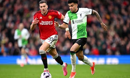 Luta pela posse de bola entre Luis Diaz e Dalot em Manchester United x Liverpool (Foto: Michael Regan | Getty Images)