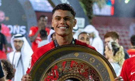 Atacante ex-Flamengo Mateusão celebra título da Super Shield com o Shabab Al-Ahli