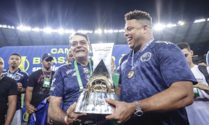 Pedro Lourenço e Ronaldo com troféu conquistado pelo Cruzeiro (Foto: Cris Mattos/Staff Images)