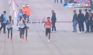 He Jie ultrapassa adversários nos últimos metros da meia maratona de Pequim (Foto: Reprodução)