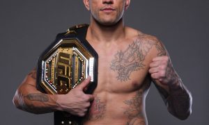 Alex Poatan com cinturão do UFC (Foto: Divulgação/UFC)