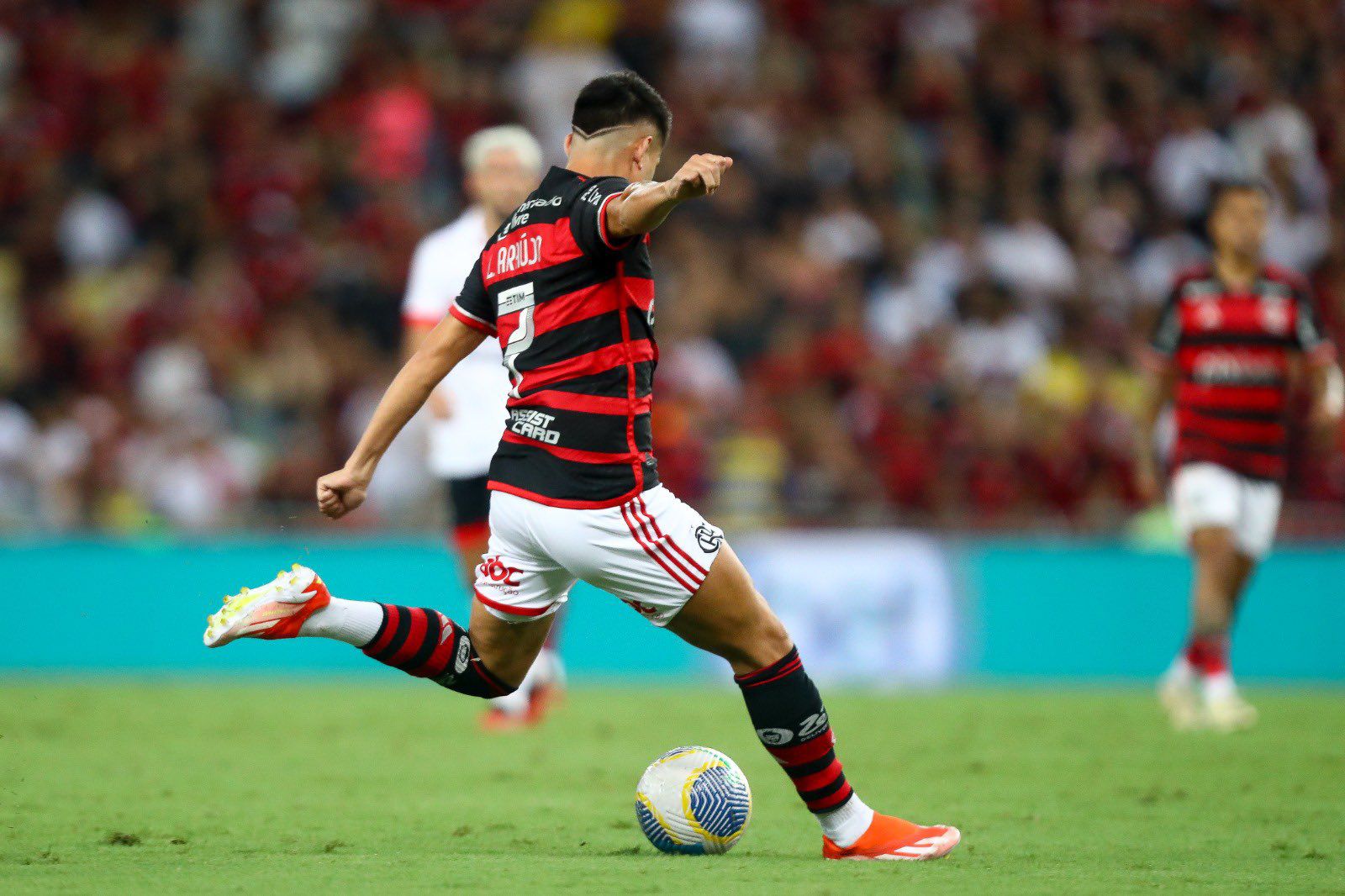 Luiz Araújo finalizando a gol (Foto: Gilvan de Souza/Flamengo)
