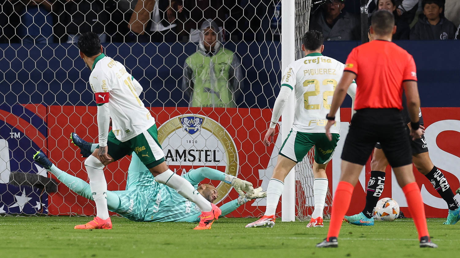 Defesa de Weverton durante confronto contra o Del Valle na Libertadores. (Foto:Cesar Greco/Palmeiras).