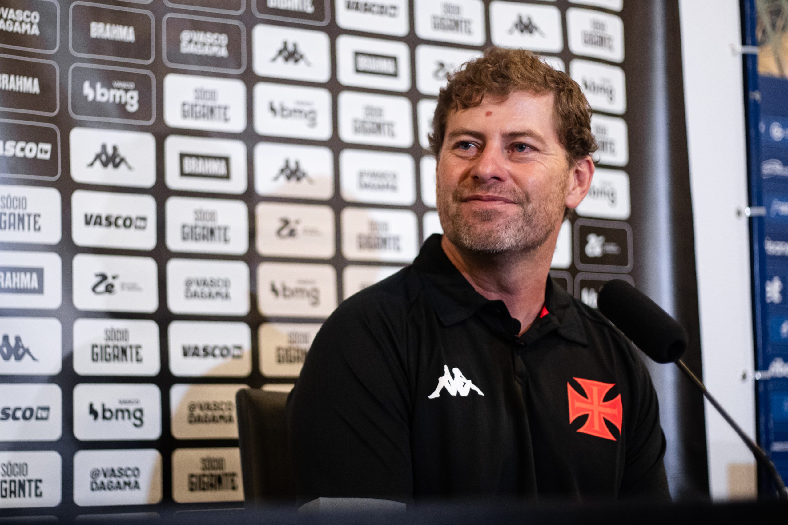 Técnico interino Rafael Paiva em entrevista coletiva pelo Vasco