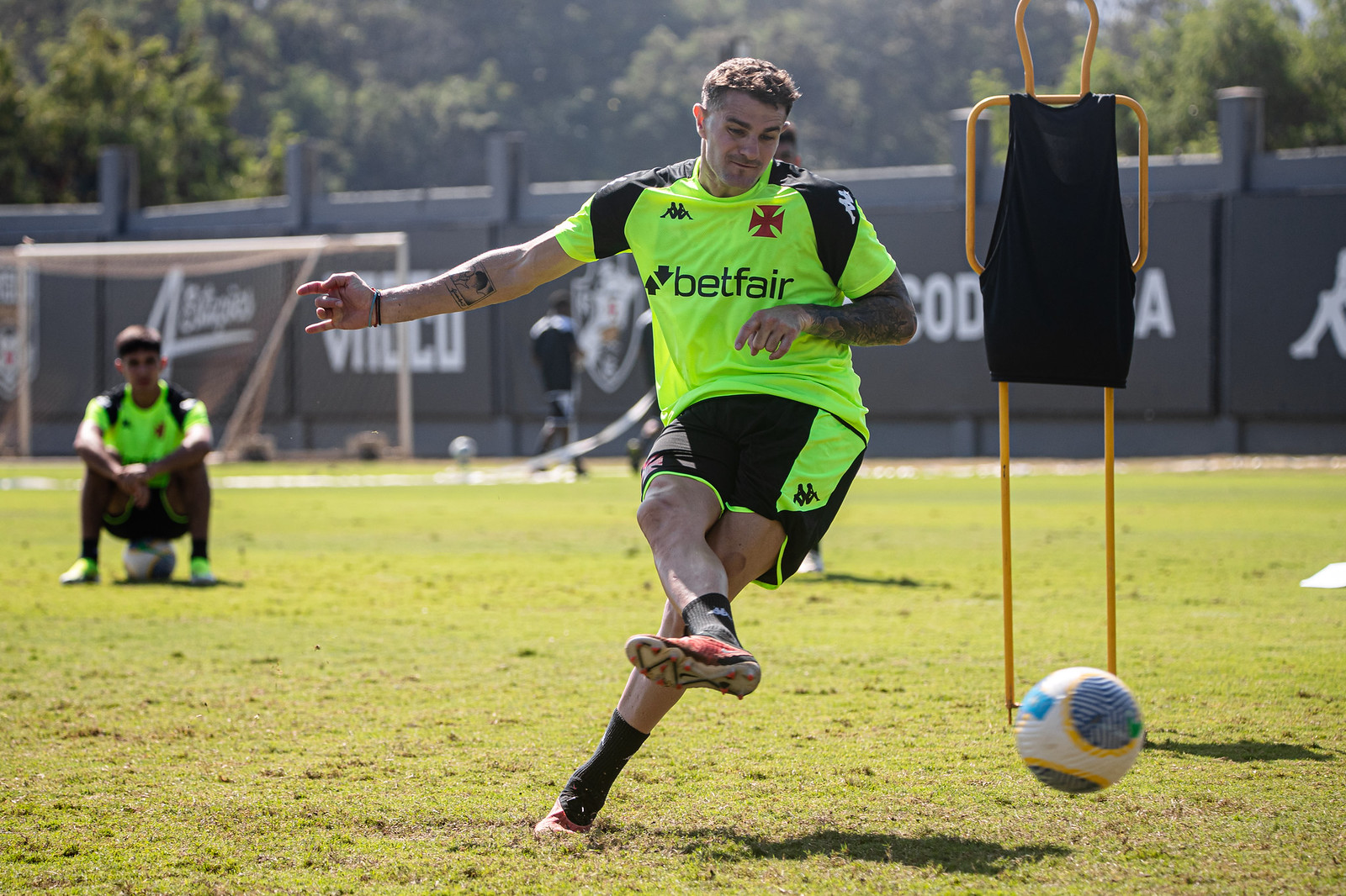Vegetti treina com bola. (Foto: Leandro Amorim/Vasco)