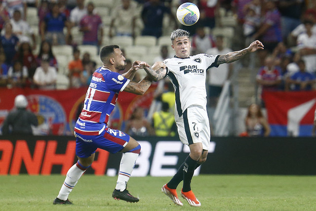 Diego Hernandez disputa a bola (Foto: Vitor Silva/Botafogo)