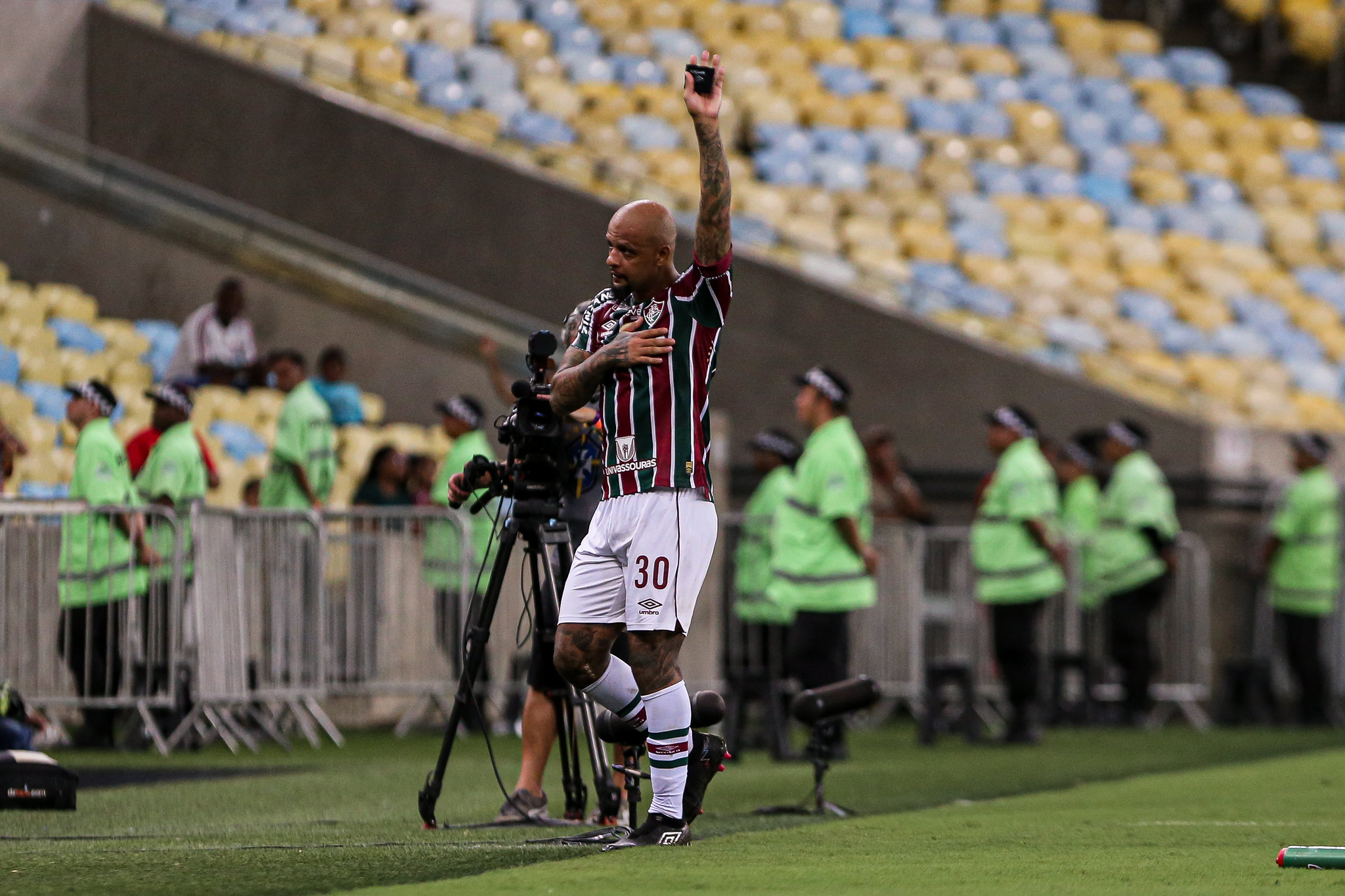 Felipe Melo agradece o apoio da torcida Tricolor (Foto: Lucas Merçon e Marcelo Gonçalves/FFC)