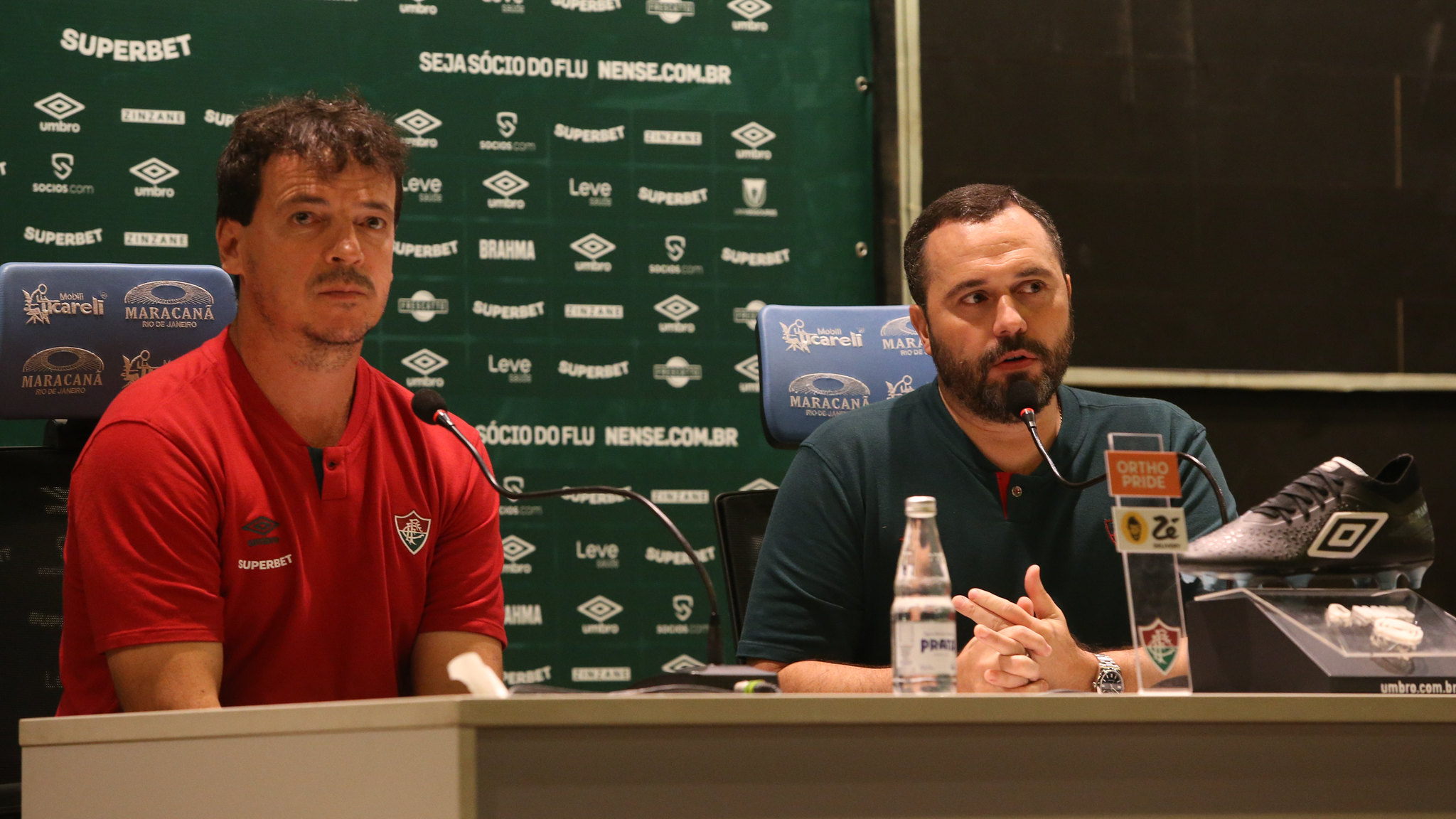 Mário Bittencourt anuncia a renovação de contrato de Fernando Diniz em coletiva de imprensa (Foto: Lucas Merçon e Marcelo Gonçalves/FFC)
