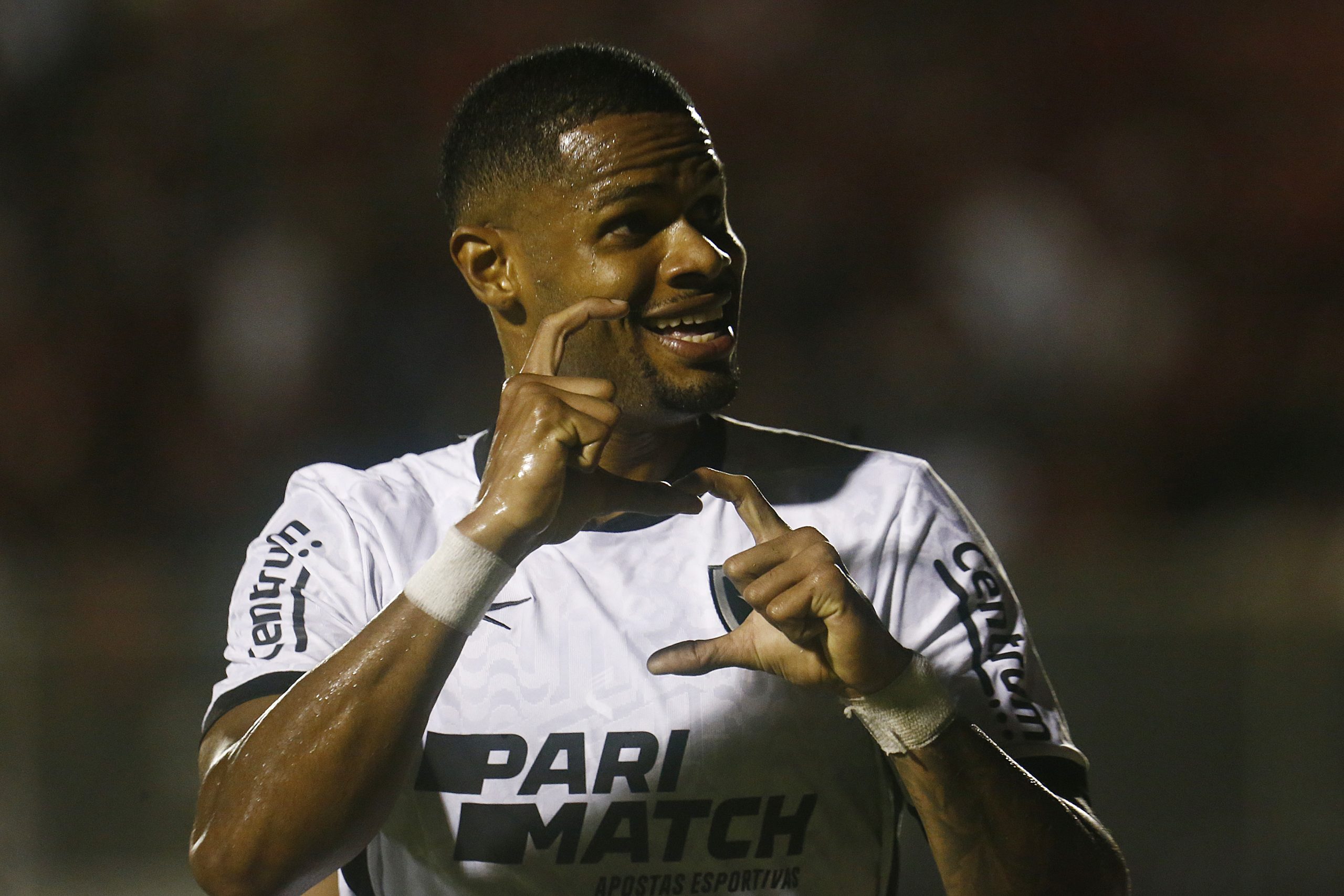 Junior Santos comemorando o gol contra o Vitória. (Foto: Vítor Silva/Botafogo)