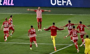 Comemoração dos jogadores do Olympiakos. (Foto: ARIS MESSINIS/AFP via Getty Images)