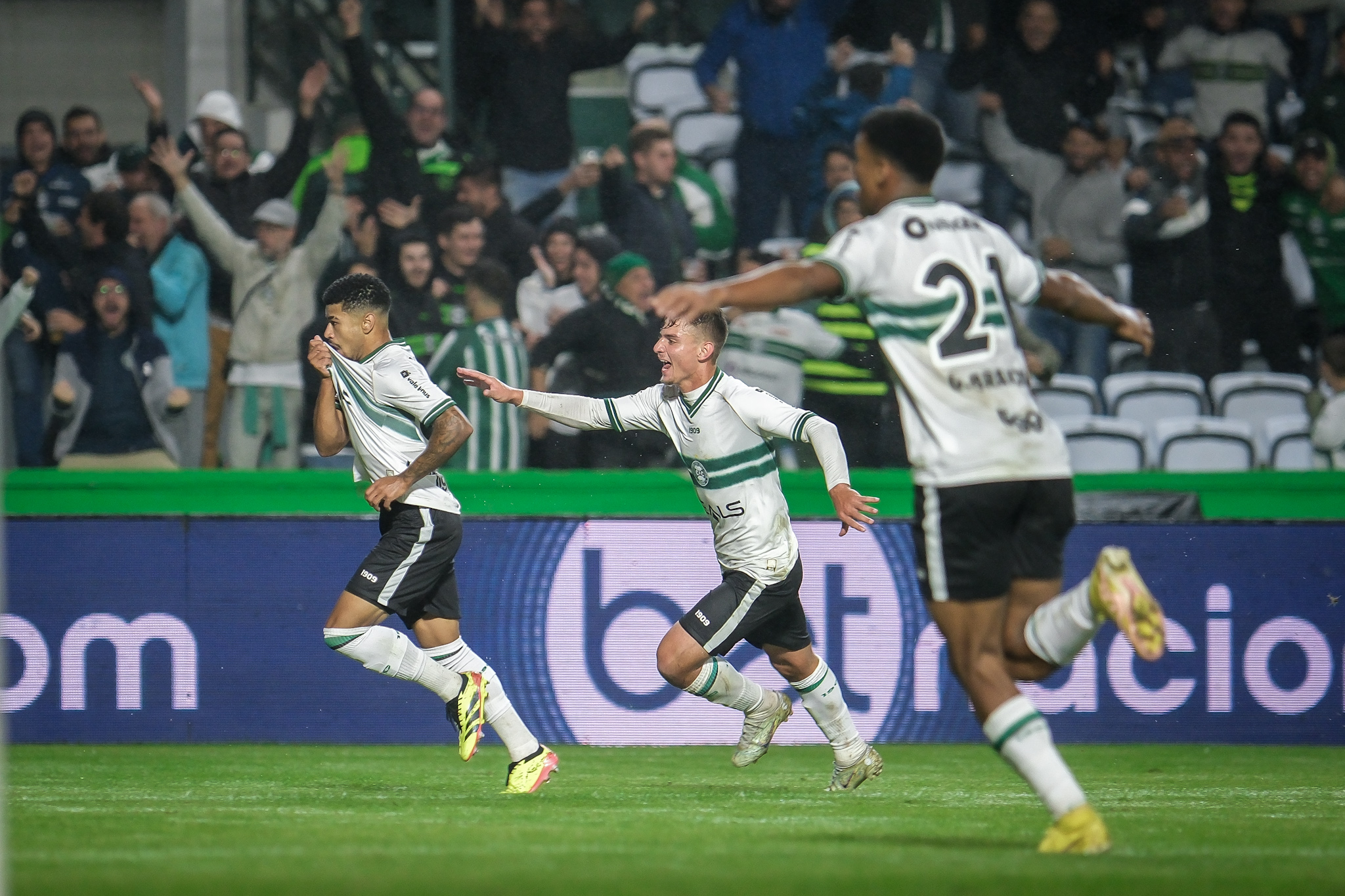 Coritiba vence no Couto Pereira (Foto: JP Pacheco / Coritiba)