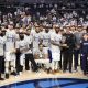 Dallas Mavericks recebe Troféu Oscar Robertson por conquistar a conferência Oeste da NBA (Foto: Redes Sociais/Dallas Mavericks)