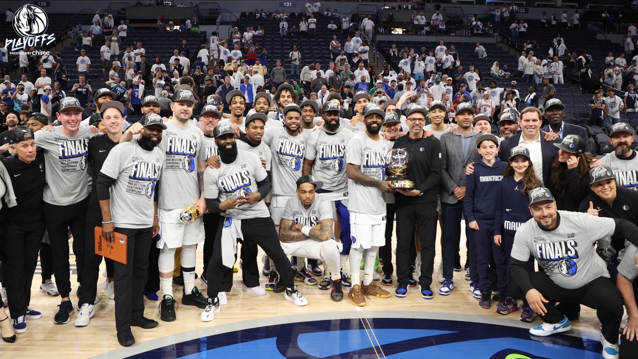 Dallas Mavericks recebe Troféu Oscar Robertson por conquistar a conferência Oeste da NBA (Foto: Redes Sociais/Dallas Mavericks)