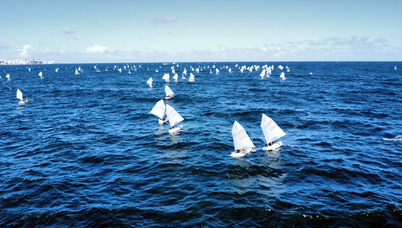 Yacht Clube da Bahia sedia campeonato com mais de 150 jovens (Foto: Marco Lagoa | YCSA)