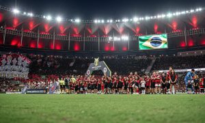 Torcida e time do Flamengo juntos no Maracanã Foto: Paula Reis / CRF