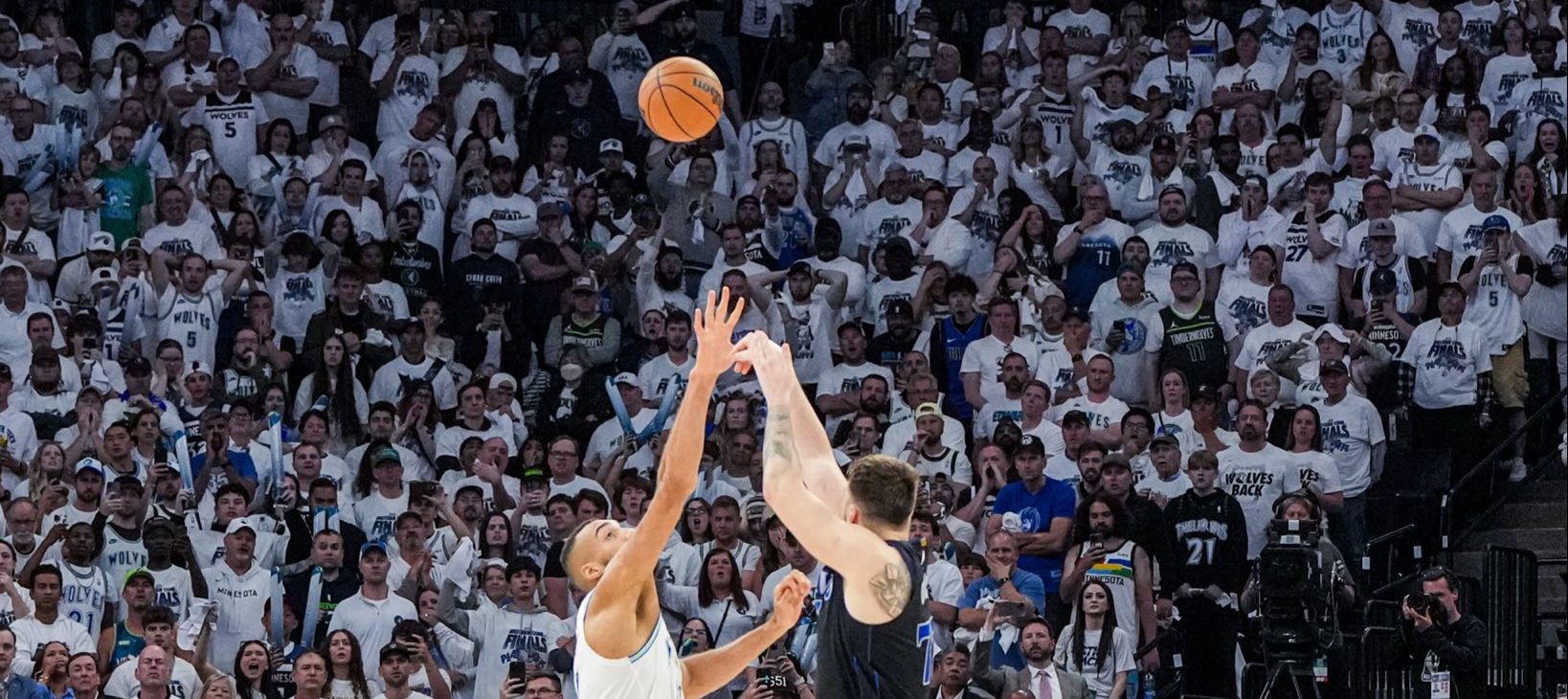 Luka Doncic acertou a bola do jogo em cima de Rudy Gobert, Defensor do Ano da NBA (Foto: Redes Sociais/Dallas Mavericks)