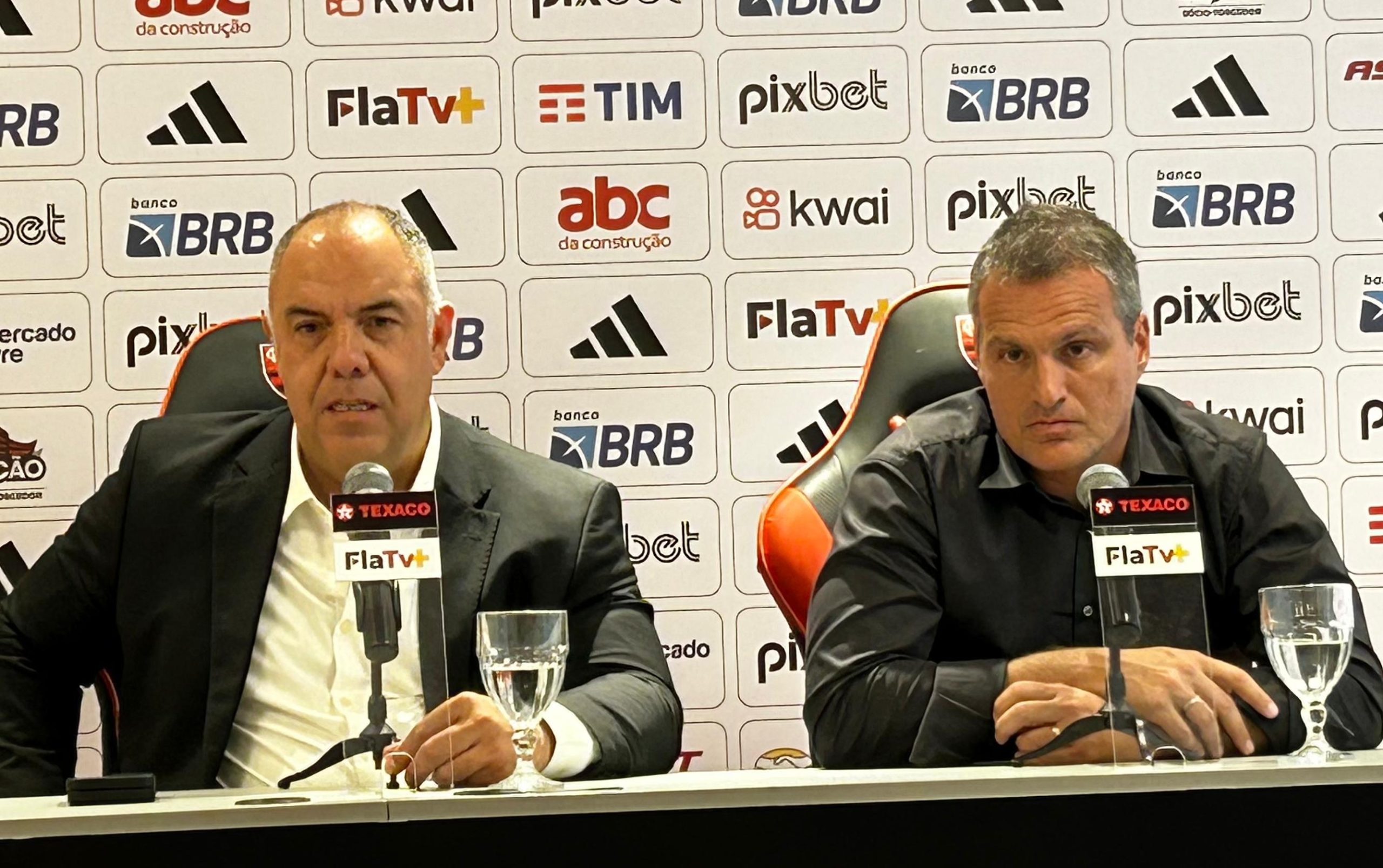 Marcos Braz e Bruno Spindel fazem a coletiva do Flamengo. (Foto: Vinicius Azevedo/ENM).