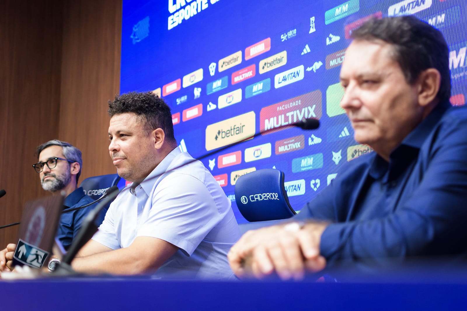 Ronaldo ao lado de Pedro Lourenço, novo gestor da Raposa.(Foto: Gustavo Aleixo/Cruzeiro)