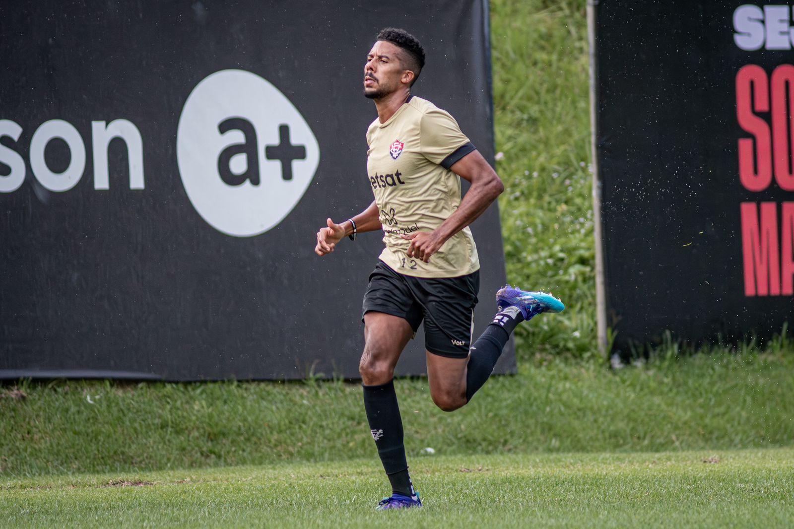 O jogador está em transição física. Foto: Victor Ferreira/EC Vitória