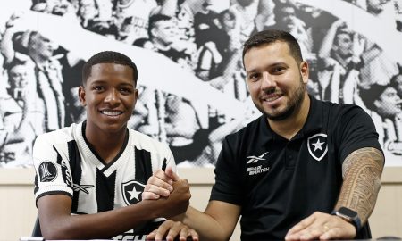 Yarlen ao lado de Alessandro Brito. (Foto/Vítor Silva/Botafogo)