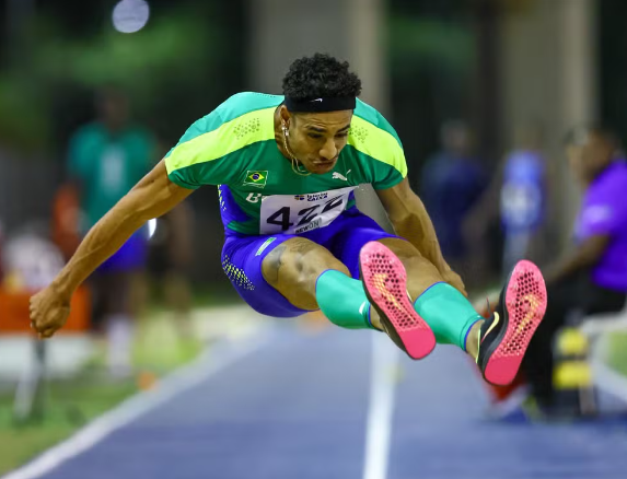 Almir dos Santos Júnior, do salto triplo, no Ibero-Americano de atletismo (Foto: Wagner Carmo/CBAt)