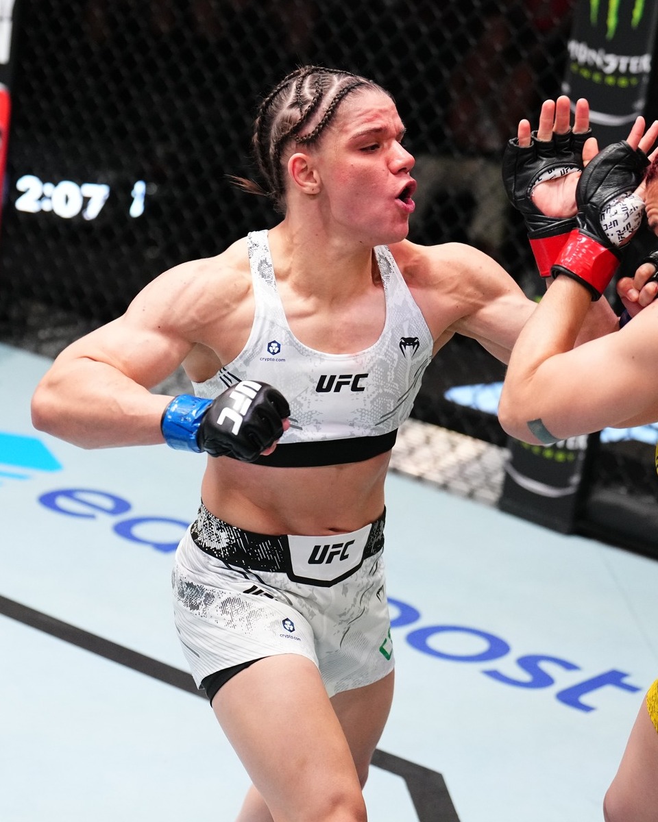 Ariane Carnelossi venceu luta polêmica no UFC Vegas 92 (Foto: Divulgação/Instagram UFC)