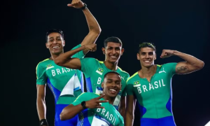 Equipe brasileiras do revezamento 4 x 400m vibra com a vaga (Foto: Divulgação/CBAt)