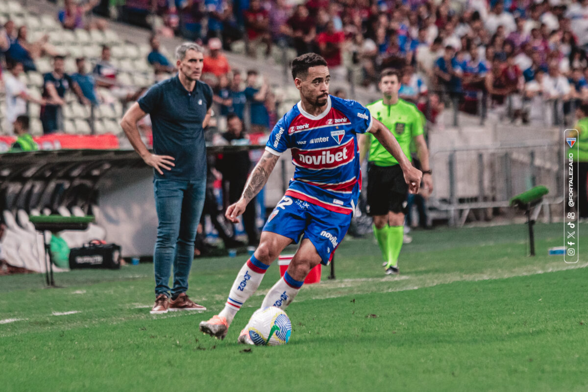 Vojvoda ao fundo observa Yago Pikachu em Fortaleza 0x0 Vasco. (Foto: Matheus Lotif/Fortaleza)