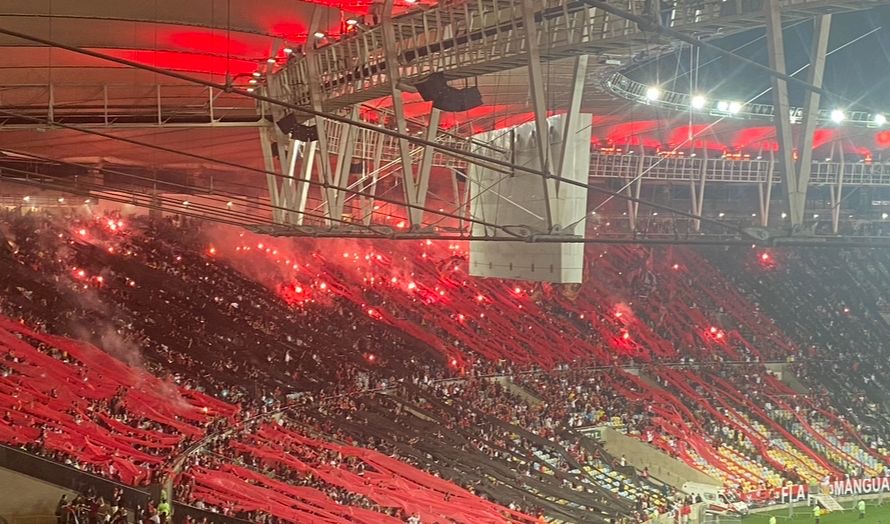 Torcida do Flamengo no Maracanã utilizando sinalizadores Foto: Vinícius Azevedo/ENM