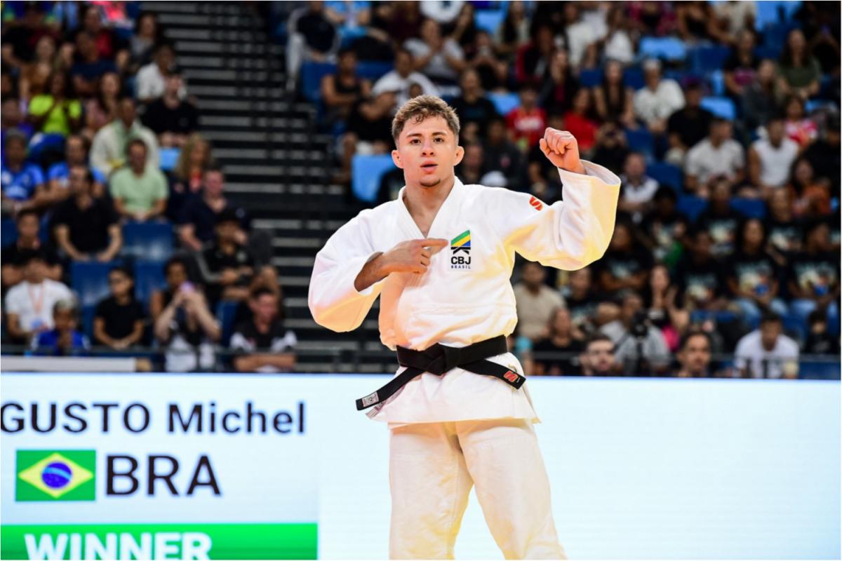 Michel Augusto vai bem no Mundial e confirma vaga olímpica para o Brasil no peso ligeiro masculino (Foto: Anderson Neves/CBJ)